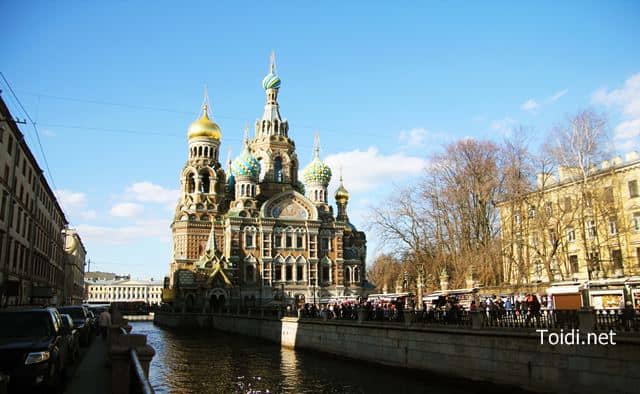 Nhà thờ Máu đổ bên dòng kênh ở Saint Petersburg