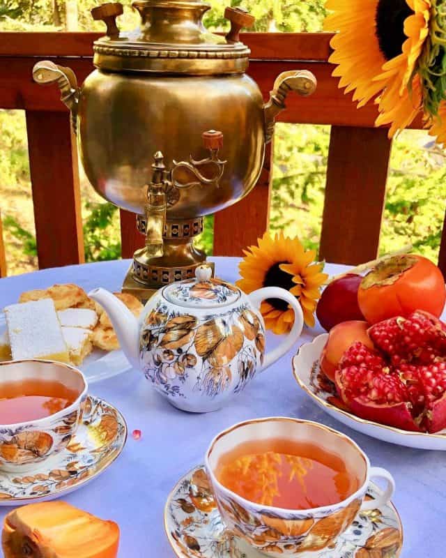 Thưởng thức trà và bánh bên ấm samovar
