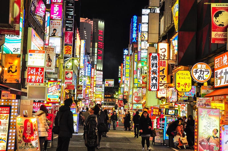 Không gian đường phố ở Nhật Bản đã nổi tiếng với ánh đèn đỏ đầy quyến rũ. Hình ảnh tuyệt đẹp của phố đèn đỏ Nhật Bản sẽ đưa bạn vào một thế giới tươi đẹp và kích thích với đầy sức mạnh của đèn neon đầy màu sắc. Đừng bỏ lỡ cơ hội để khám phá phố đêm ấy tuyệt đẹp này.