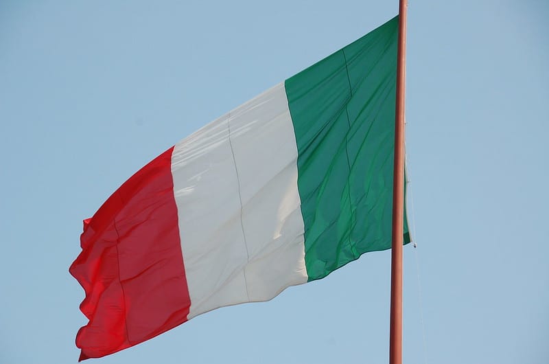 Cờ Ý: Cờ Ý được biết đến là một trong những biểu tượng đặc trưng của đất nước này, mang tới nhiều giá trị lịch sử và văn hóa. Những người yêu cờ, nên khám phá sắc đỏ, trắng, xanh của nó và tìm hiểu những câu chuyện và ý nghĩa đằng sau mỗi sọc trên cờ.