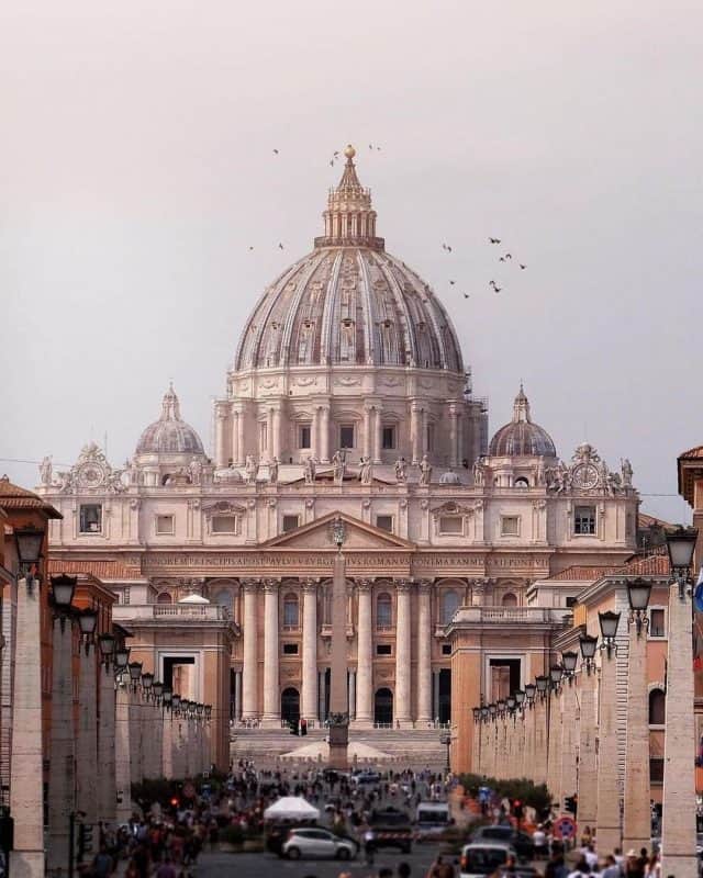 Viện bảo tàng tòa thánh Vatican nhìn từ bên ngoài