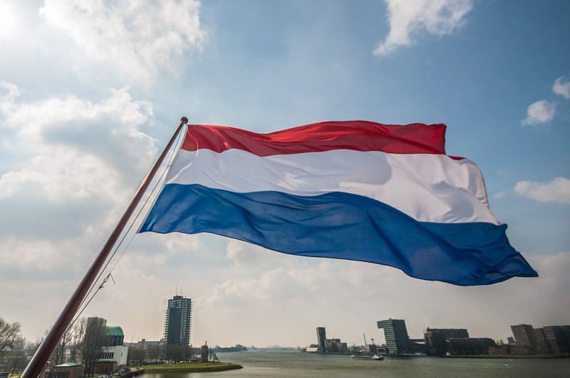Cờ Hà Lan: Với sự kết hợp giữa màu da cam và màu xanh dương, cờ Hà Lan là biểu tượng của sự phát triển và sự đoàn kết. Xem hình ảnh liên quan để nhận thức thêm về một trong các quốc gia phát triển nhất châu Âu và văn hóa đa dạng của Hà Lan.