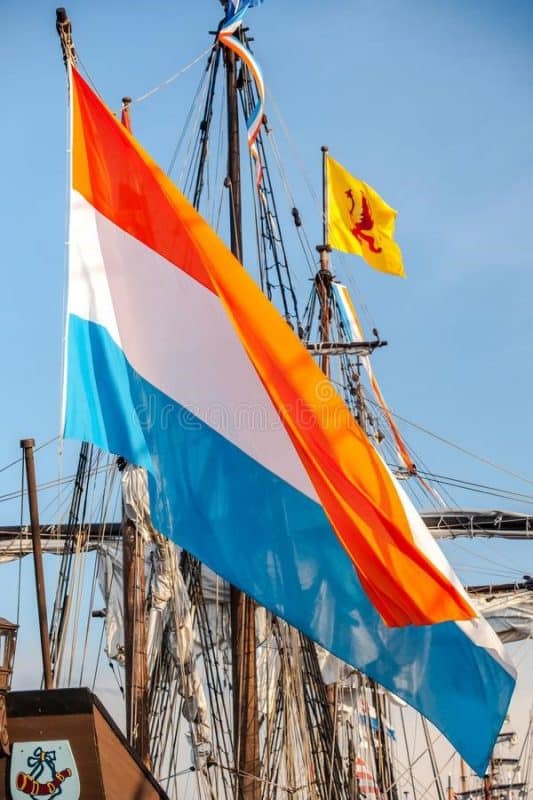 Quốc kỳ Hà Lan cũ có 3 màu cam – xanh lam – trắng