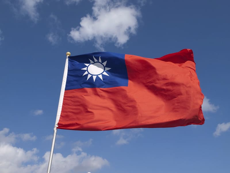 Ý nghĩa của lá cờ Trung Quốc là gì? Với màu đỏ tươi chọc mắt và ngôi sao 5 cánh, lá cờ Trung Quốc đại diện cho sự độc lập, sức mạnh và niềm tự hào của một dân tộc. Khám phá ý nghĩa sâu xa của lá cờ này và cảm nhận rõ hơn tinh thần của những người Trung Quốc đương đại. Đừng bỏ lỡ xem hình ảnh đẹp của lá cờ Trung Quốc để hiểu thêm về quốc kỳ này.